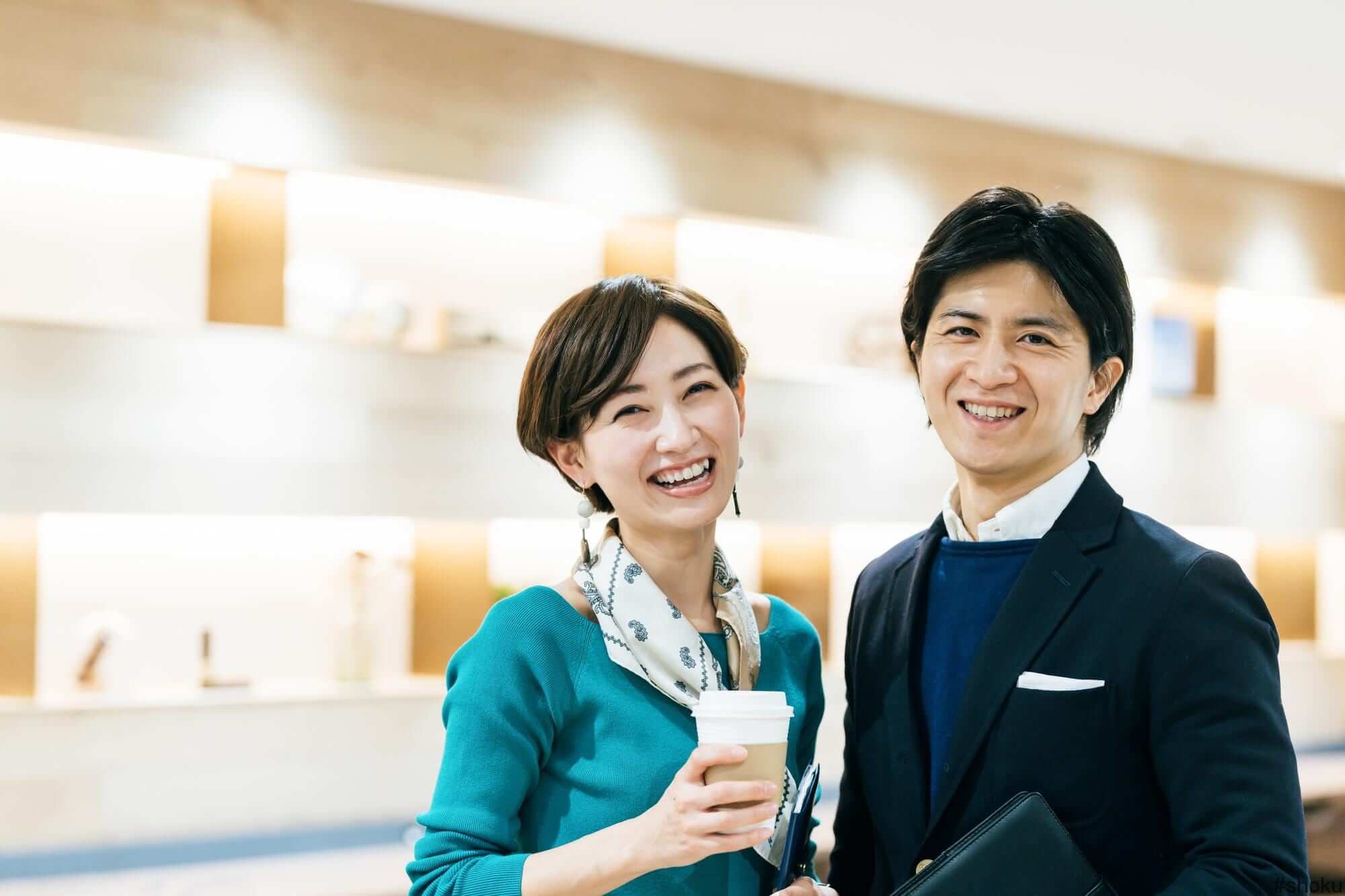 ハイクラス企業で働く男女